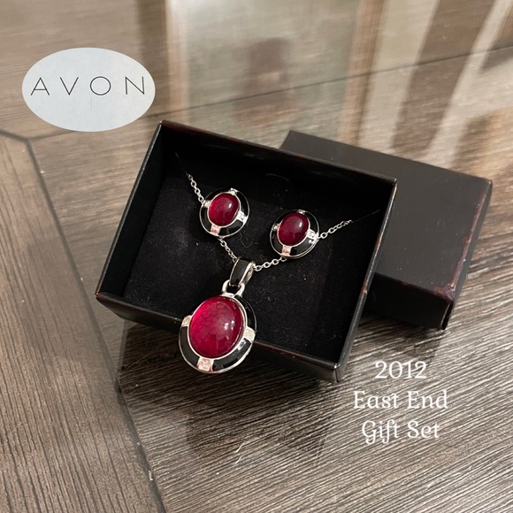 Avon Jewelry - 2012 Avon East End Gift Set - Red Necklace & Earrings